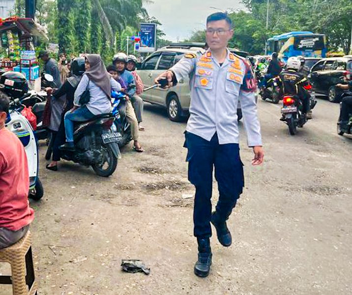 Kepala UPT Perparkiran Dishub Pekanbaru Radinal Munandar saat menertibkan kendaraan yang parkir sembarangan di sekitar Mal SKA. Foto: Surya/Riau1.