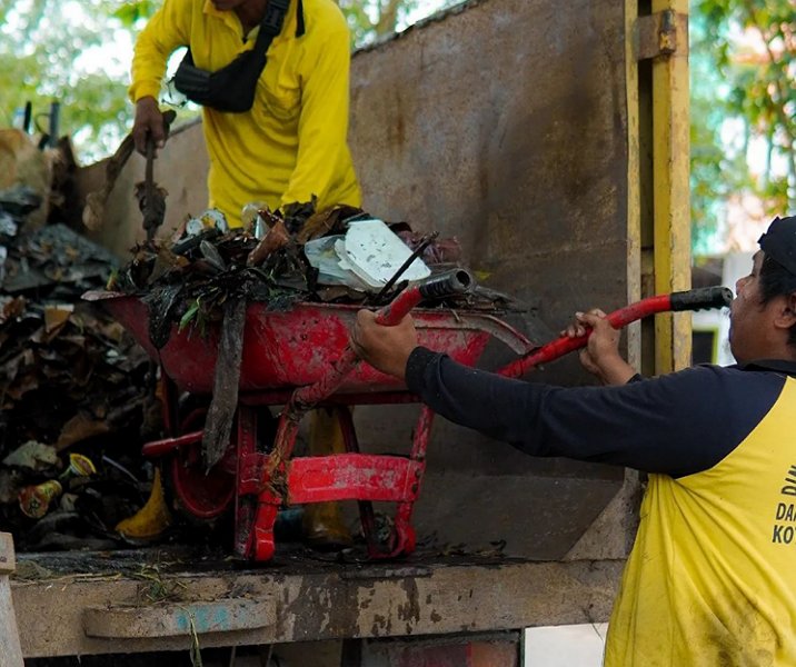 Tumpukan sampah diangkut pasukan kuning Dinas PUPR Pekanbaru usai membersihkan drainase Jalan Cipta Karya. Foto: Istimewa.