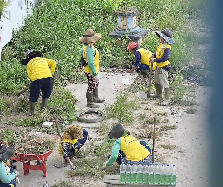 Pasukan kuning Dinas PUPR Pekanbaru saat membersihkan rerumputan di Jalan Tuanku Tambusai. Foto: Istimewa.