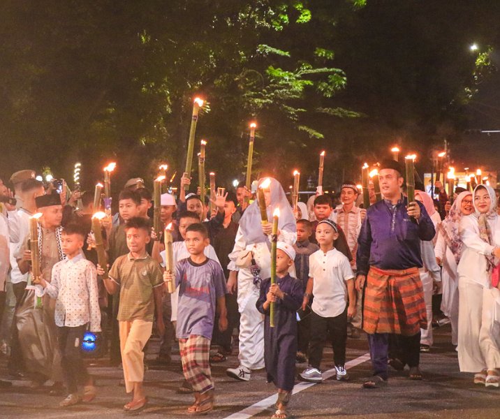 Pawai obor memeriahkan malam Takbiran di Pekanbaru, Selasa (9/4/2024). Foto: Istimewa.