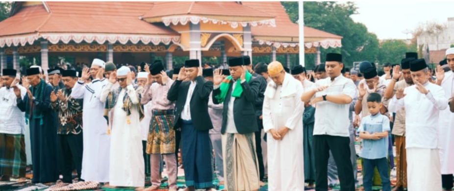 Salat Id Bupati Kuansing bersama masyarakat