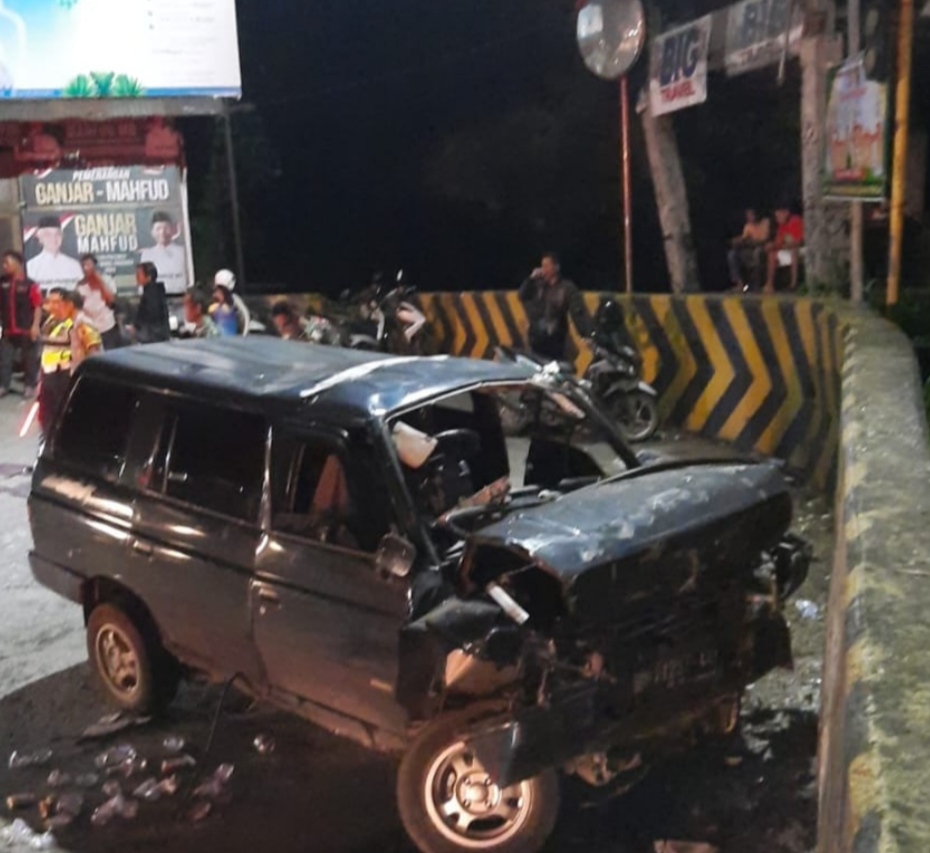 Minibus yang mengalami kecelakaan di Sitinjau Lauik