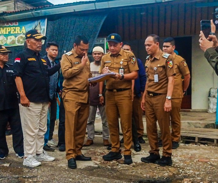 Kepala Dinas PUPR Edward Riansyah menjelaskan rencana kerja overlay Jalan Taman Karya ke Pj Wali Kota Pekanbaru Muflihun beberapa pekan lalu. Foto: Surya/Riau1.