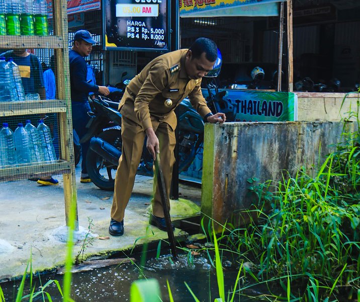 Pj Wali Kota Pekanbaru Muflihun mengecek drainase yang tersumbat di Jalan Bangau Sakti, Kecamatan Binawidya, pada 26 Februari 2024. Foto: Istimewa.
