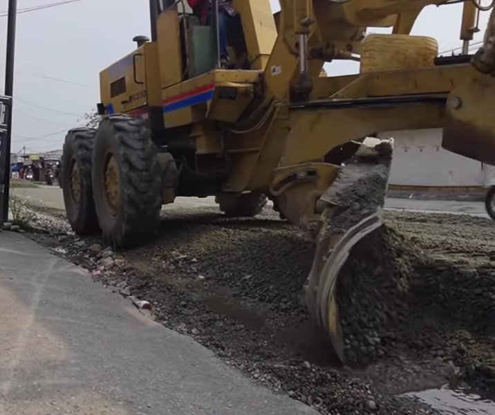 Pekerja Dinas PUPR Pekanbaru saat meratakan kerikil di Jalan Purwodadi yang akan di overlay. Foto: Istimewa.