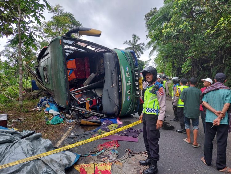 Bus ALS yang mengalami kecelakaan di Malalak Agam