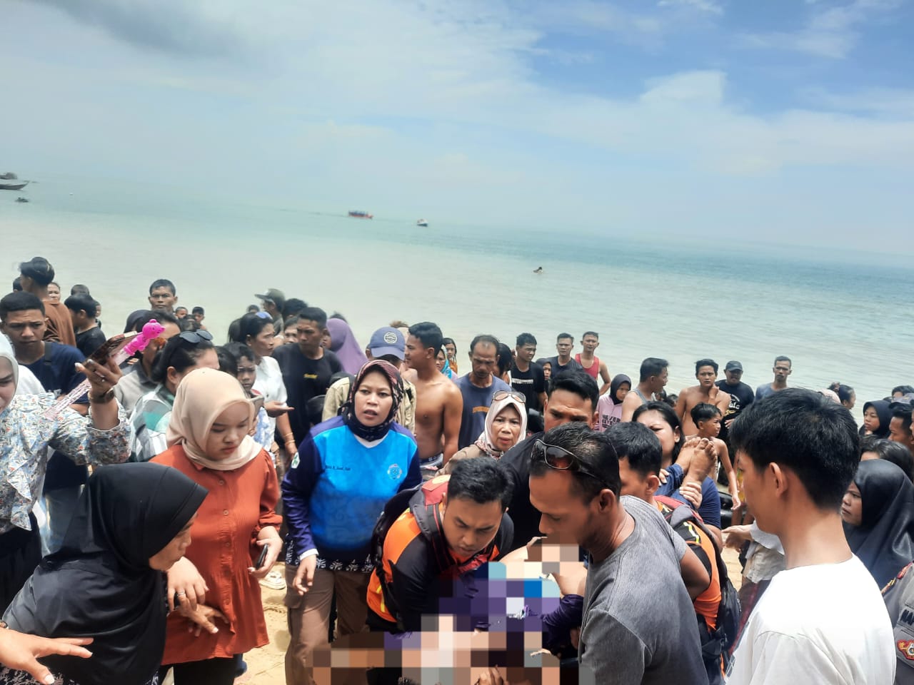 Evakuasi perempuan paruh baya yang tenggelam di Pantai Pelawan Karimun/Kabarkarimun.co.id