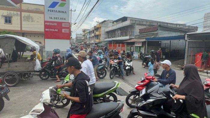 Antrean Panjang di SPBU Meranti/Tribunepekanbaru