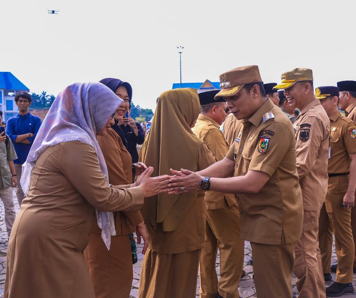 Pj Wali Kota Muflihun bersalaman dengan Kepala Disdukcapil Irma Novrita usai libur Lebaran, Selasa (16/4/2024). Foto: Istimewa.