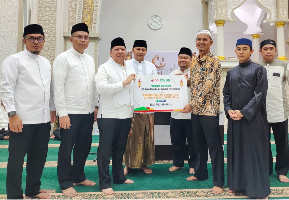 Penyerahan CSR dari BRK Syariah di Rokan Hulu