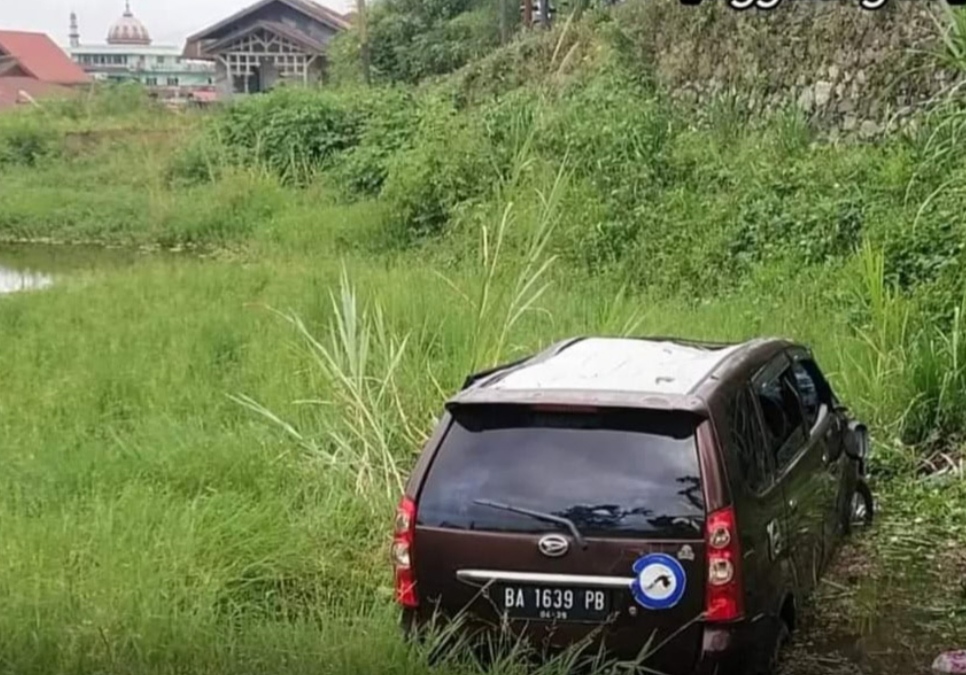 Minibus yang masuk kolam di Tanah Datar Sumbar