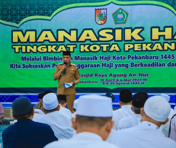 Pj Wali Kota Pekanbaru Muflihun saat memberikan arahan kepada calon jemaah haji di Masjid Raya An Nur, Selasa (16/4/2024). Foto: Istimewa.