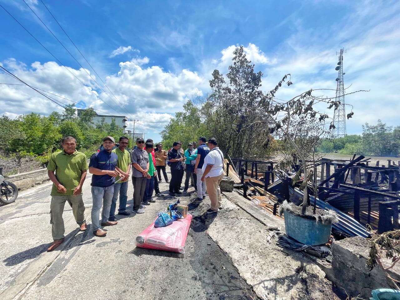 Penyerahan bantuan pada korban rumah terbakar di Meranti