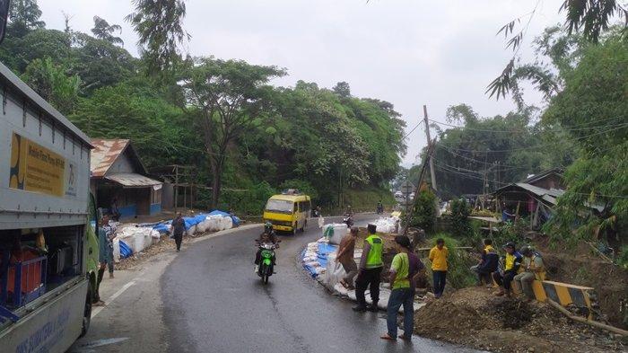 Ruas jalan yang retak di Aie Angek/Tribunepadang.com