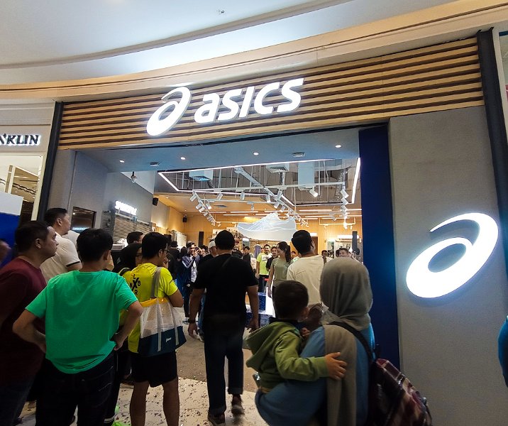 Toko sepatu ASICS resmi dibuka di lantai UG Mal Living World Pekanbaru, Sabtu (20/4/2024). Foto: Surya/Riau1.