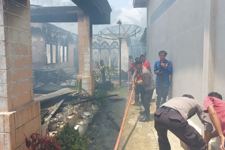 Rumah yang tebakar di Kuok Kampar/Kompas.com