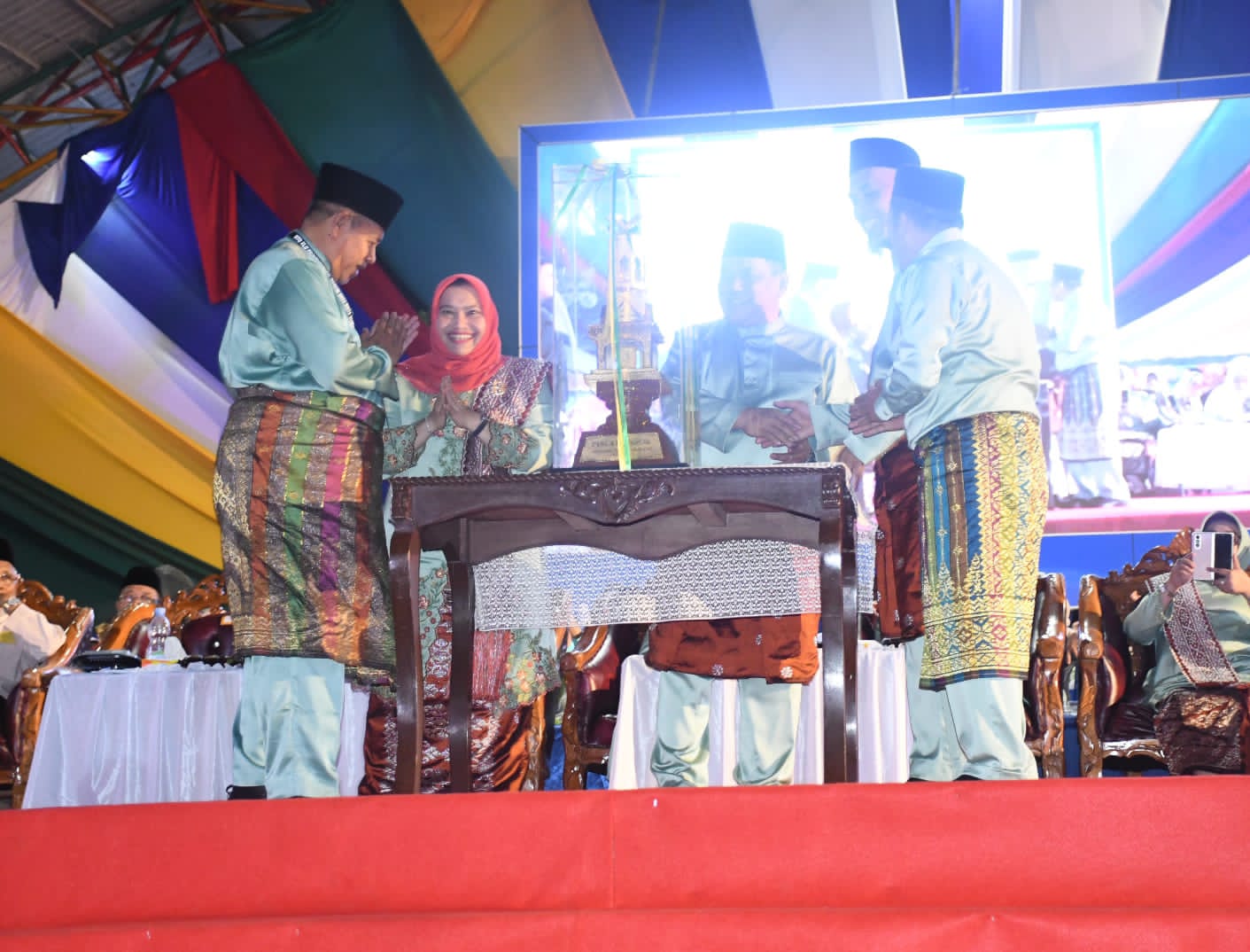 Bupati Kasmarni Serahkan Piala Juara Umum MTQ Riau