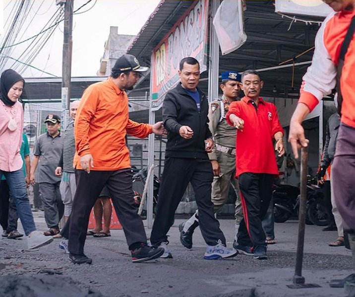 Pj Wali Kota Pekanbaru Muflihun saat meninjau pembersihan drainase. Foto: Istimewa.