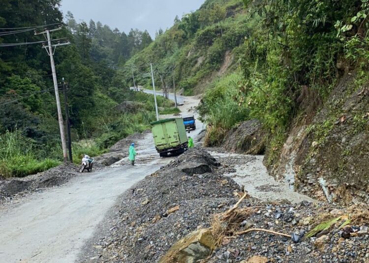 Kondisi jalan rusak di Aia Dingin Solok