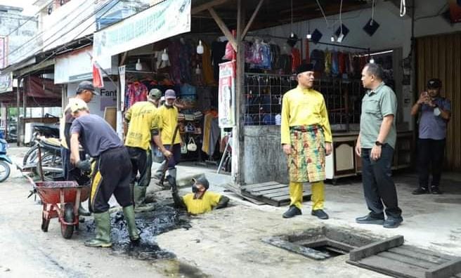 Pj Bupai Inhil, Herman tinjau pembersihan drainase di Kota Tembilahan