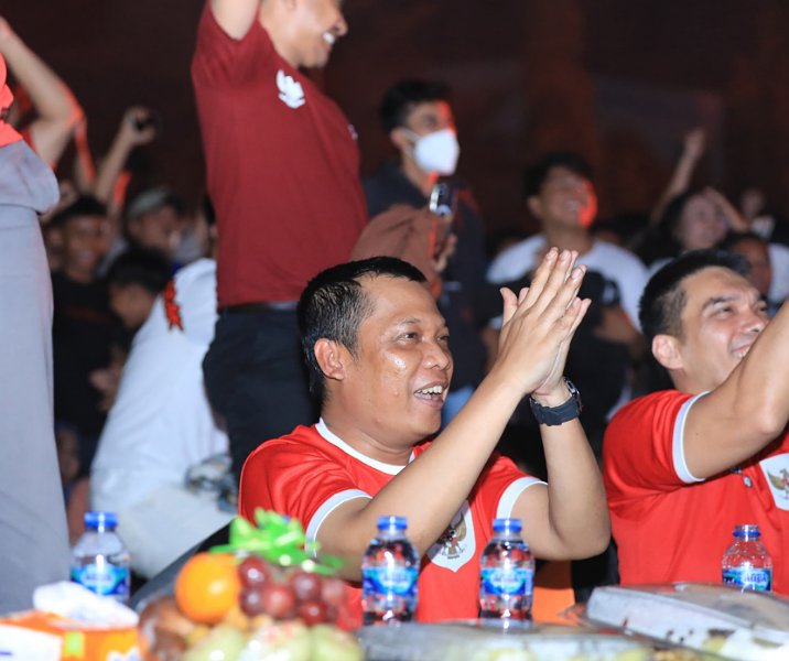 Pj Wali Kota Pekanbaru Muflihun bersama para pejabat dan masyarakat nonton bareng pertandingan timnas U-23 Piala Asia di depan kediaman wali kota, Senin (29/4/2024). Foto: Istimewa.