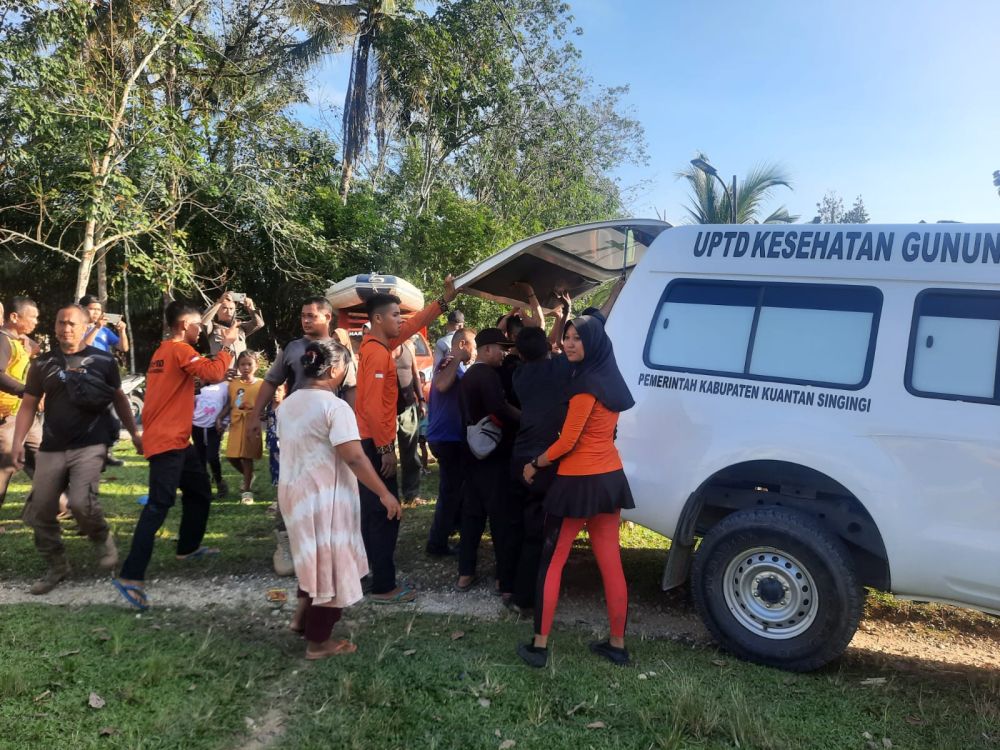 Evakuasi anak tenggelam di Sungai Kuantan Kuansing