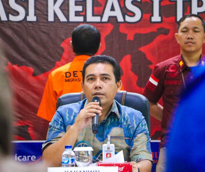 Kepala Kanwil Kemenkumham Riau Budi Argap Situngkir saat konferensi pers di Aula Kantor Imigrasi Pekanbaru, Kamis (2/5/2024). Foto: Istimewa.