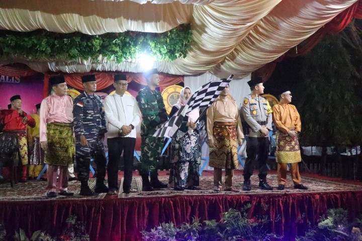 Bupati Kasmarni.