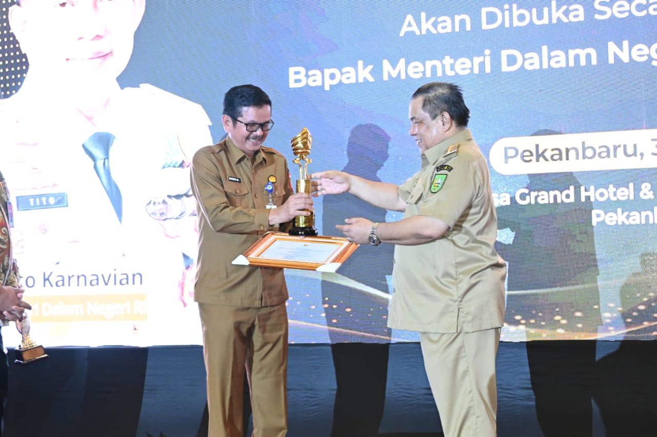 Sekdako Dumai terima penghargaan dari Pemprov Riau