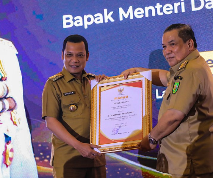Pj Wali Kota Pekanbaru Muflihun menerima piagam penghargaan peringkat kedua terbaik dalam penurunan stunting dari PJ Gubernur Riau SF Hariyanto di Hotel Labersa, Jumat (3/5/2024). Foto: Istimewa.