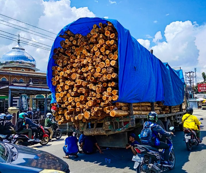 Truk balak mengalami patas as roda di Jalan Soebrantas pada 6 Mei 2024. Foto: Istimewa.