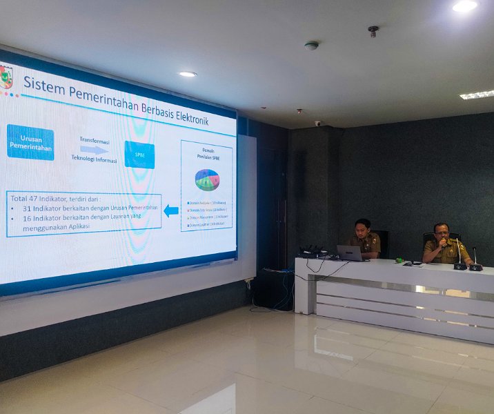 Kabid Aplikasi Persandian dan Tata Kelola SPBE Diskominfotiksan Pekanbaru Deni Hidayat saat pemaparan, Selasa (7/5/2024). Foto: Istimewa.