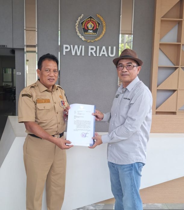 Penyerahan dukungan Pemprov Riau agar Riau tuan rumah HPN 2025