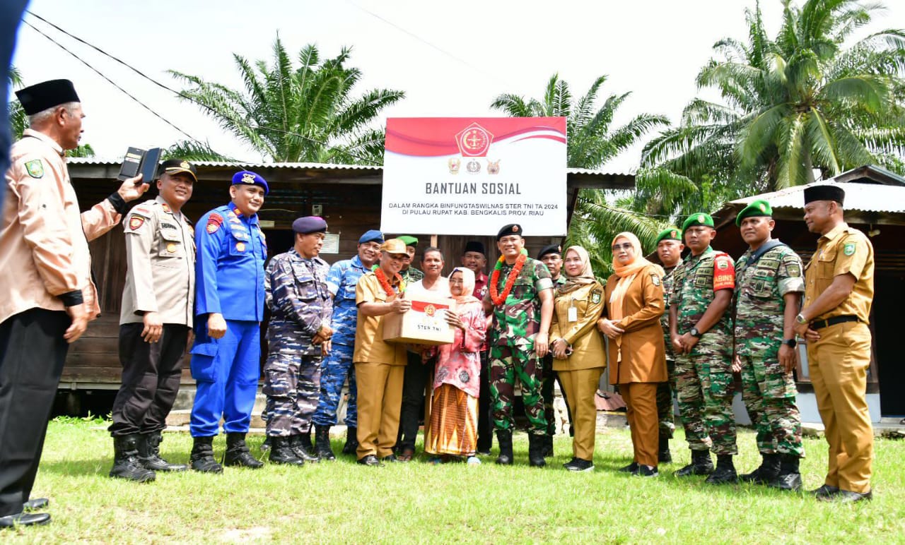 Penyerahan bantuan untuk masyarakat Pulau Rupat