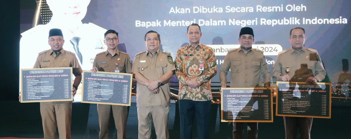 Pemkab Kuansing saat terima pelatakan rekam cetak e-KTP