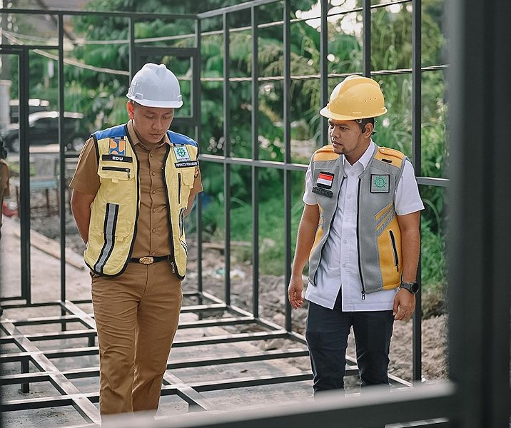 Kepala Dinas PUPR Pekanbaru Edward Riansyah memantau pemasangan tempat berjualan pedagang yang telah dirakit. Foto: Istimewa.