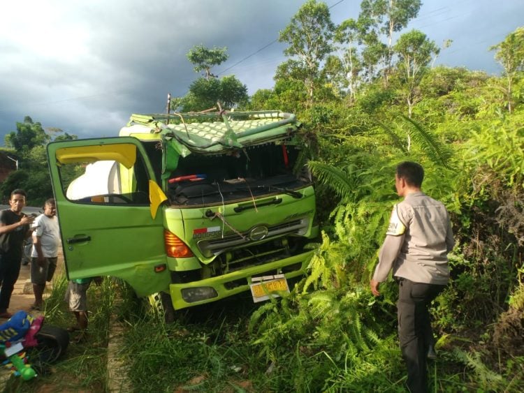 Truk CPO yang mengalami kecelakaan tunggal