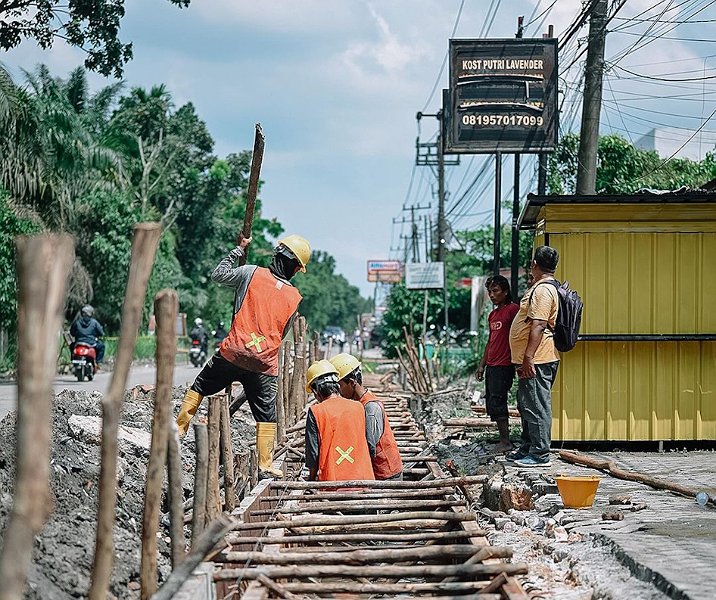 Dinas PUPR Pekanbaru sedang membangun drainase Jalan Bangau Sakti. Foto: Istimewa.