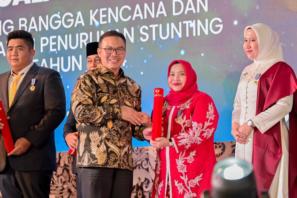 Bupati Bengkalis, Kasmarni saat menerima penghargaan Manggala Karya Kencana