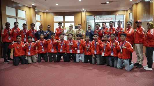 Bupati Sukiman bersama pemain Rohul United