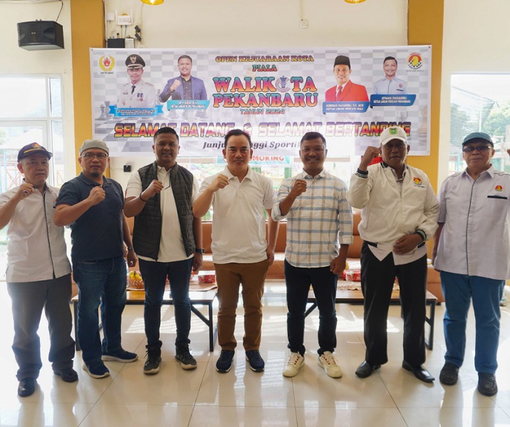 Kepala Dispora Kota Pekanbaru Hazli Fendriyanto (tengah). Foto: Istimewa.