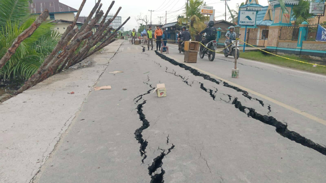 Jalan utama menuju Kota Tembilahan yang terancam putus/Indovizka.com