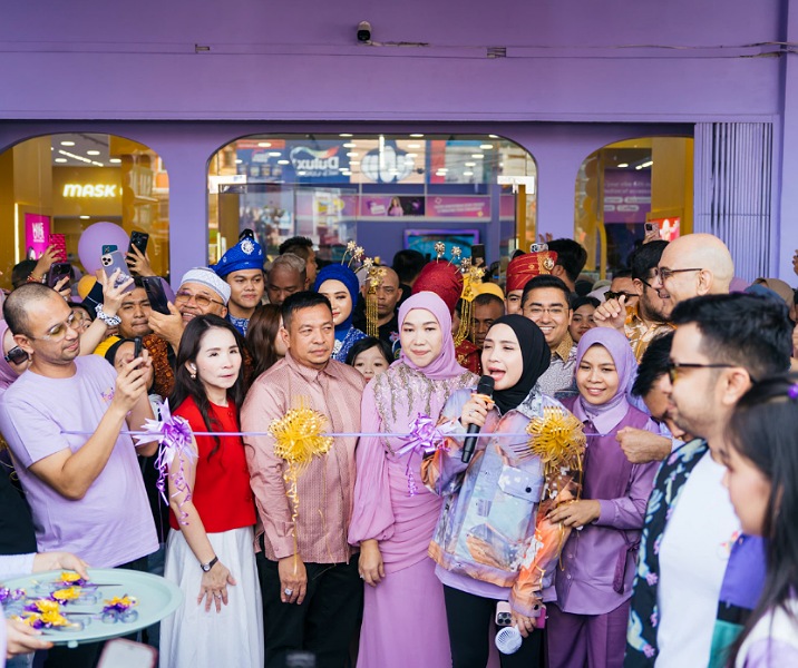 Nagit Slavina didampingi suaminya, Raffi Ahmad, saat akan memotong pita tanda diresmikannya Scoo Beauty di Simpang Tobekgodang, Jalan Soebrantas, pada 7 Juli 2024. Foto: Istimewa.