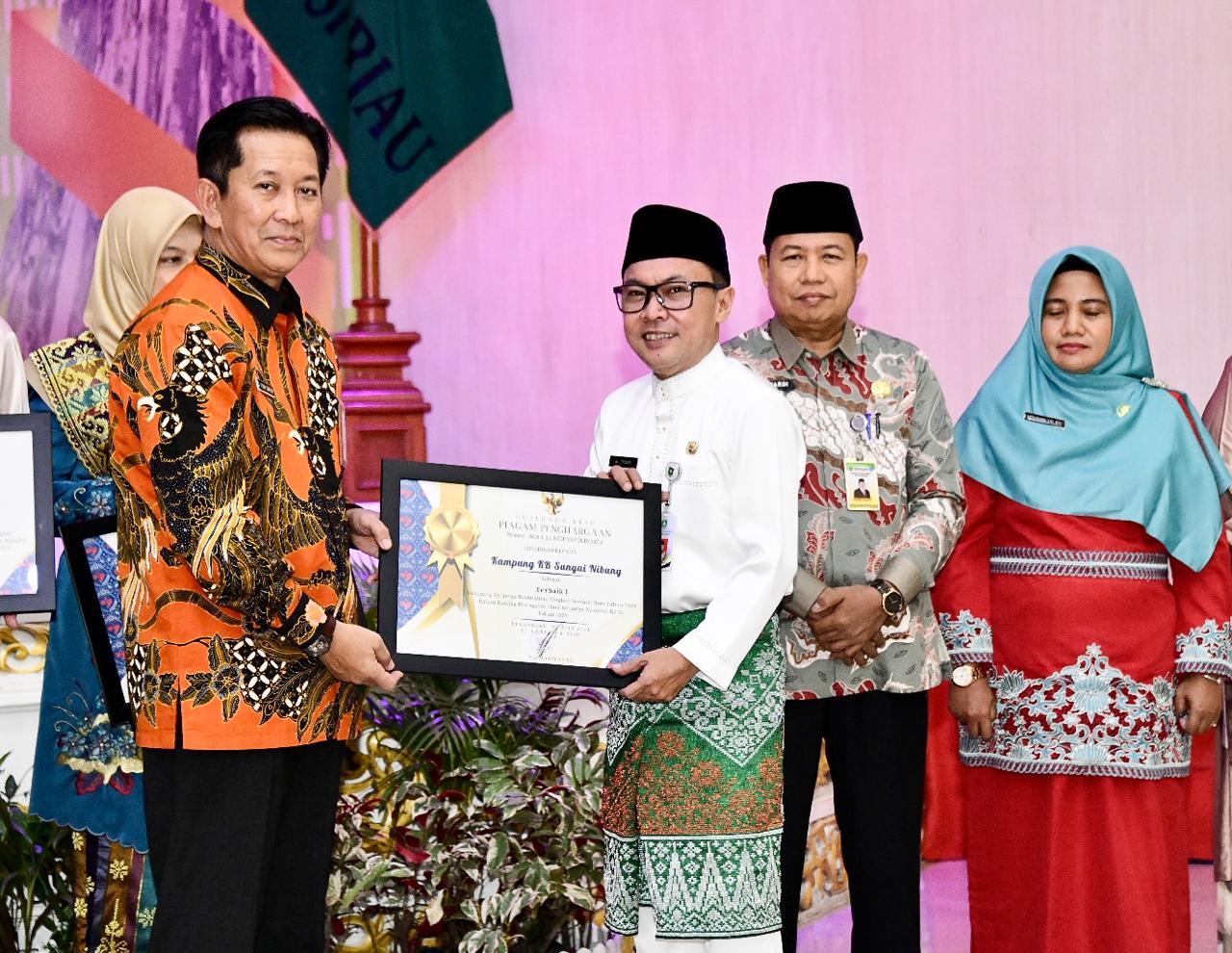 Sekda Bengkalis, dr Ersan Saputra saat terima penghargaan