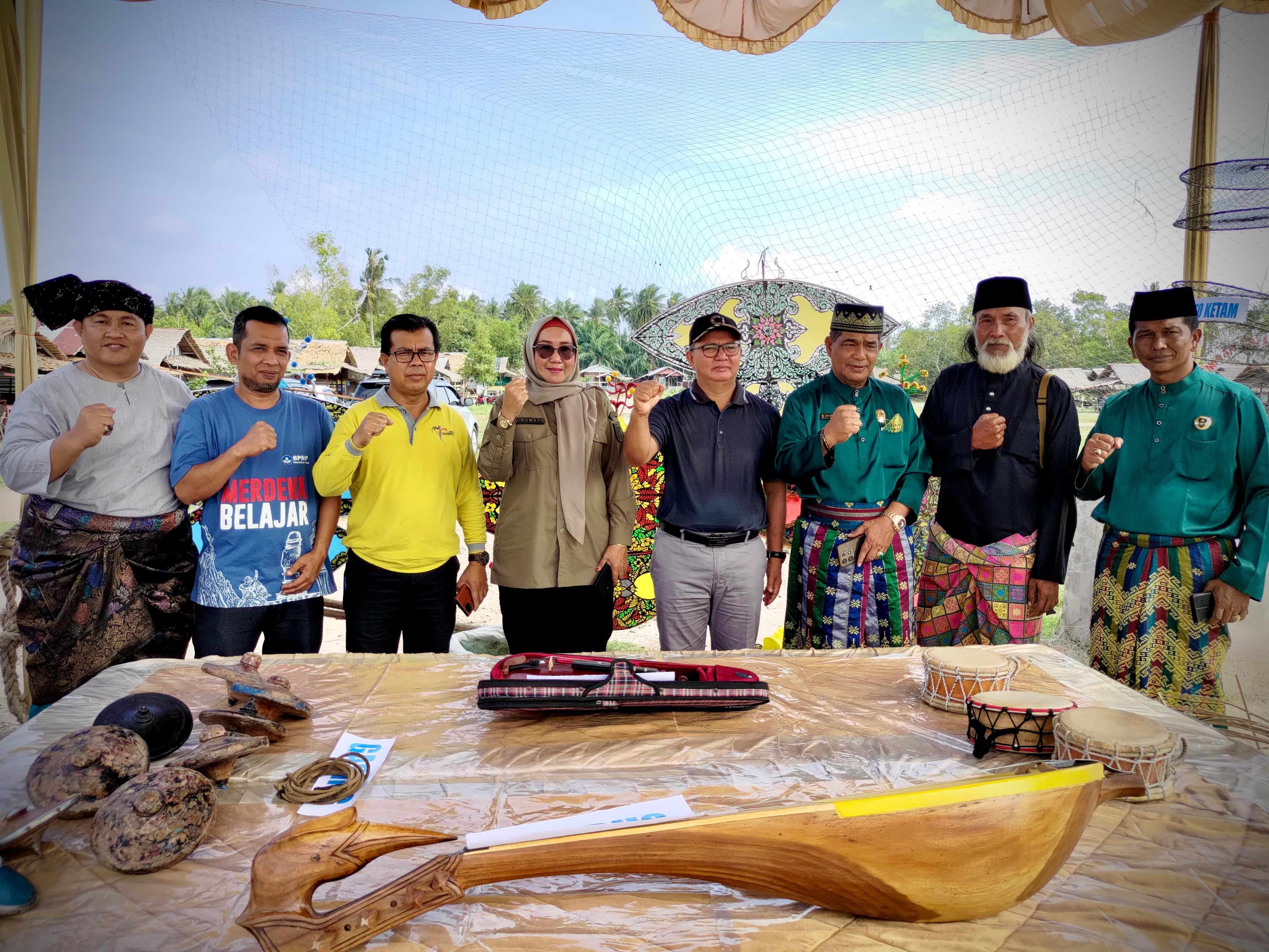 Pelatihan membuat hiasan layang kuau raja tebuk isi