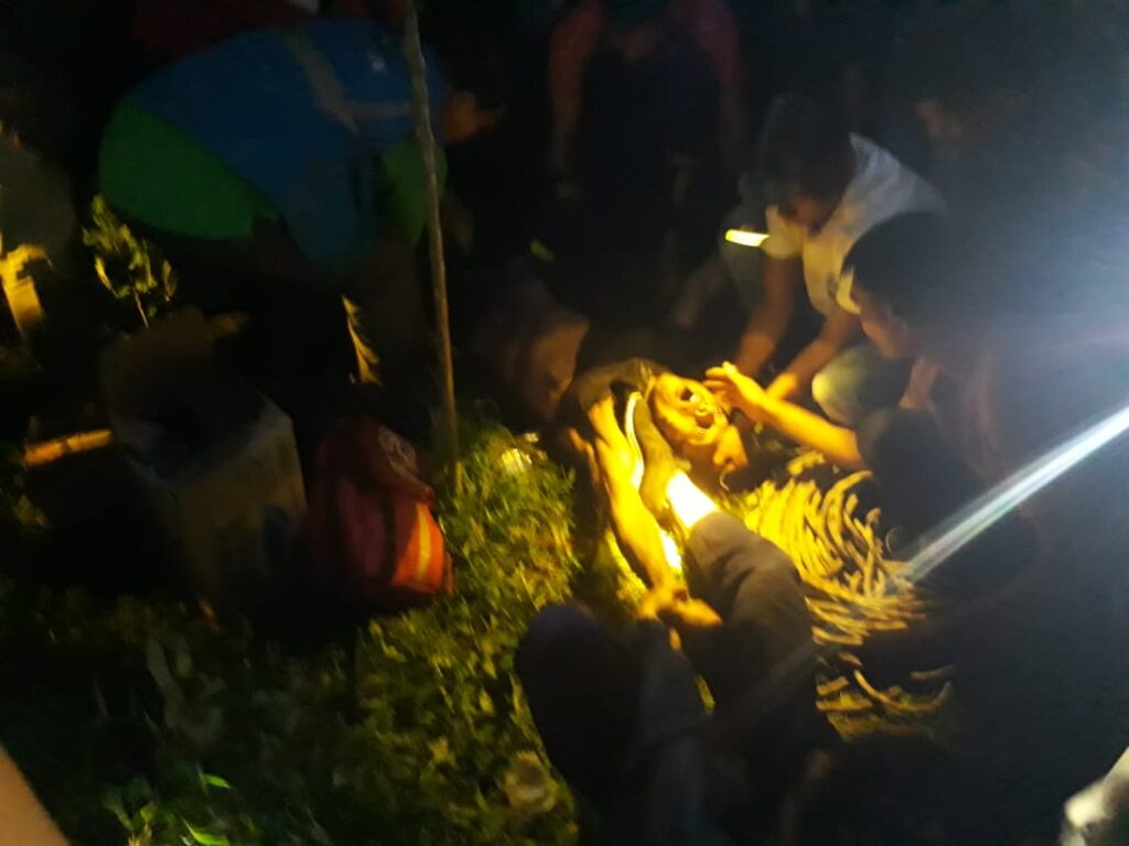 Evakuasi pria yang panjat tower Sutet/Harianhaluan.id
