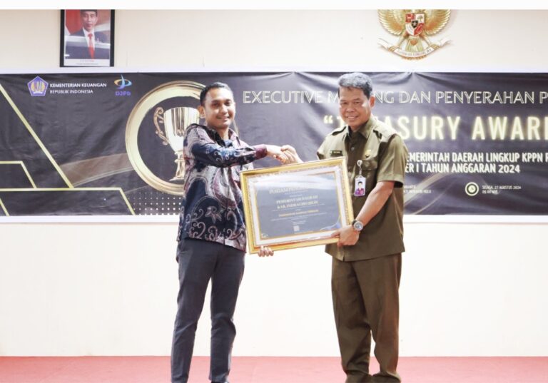 Penyerahan penghargaan pada Pemkab Inhil