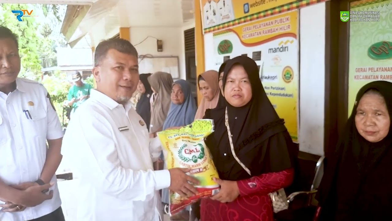 Penyerahan bantuan untuk warga terdampak angin puting beliung di Rambah Hilir