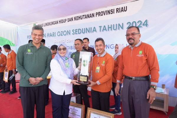 Penyerahan penghargaan kota bersih di Riau