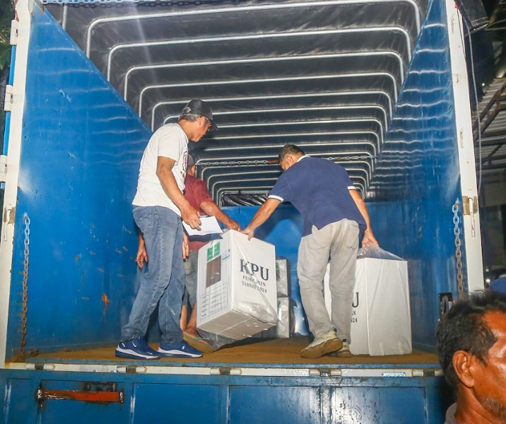 Proses pemindahan surat suara yang telah dicoblos masyarakat Pekanbaru ke gudang KPU, Jumat (29/11/2024) malam. Foto: Istimewa.